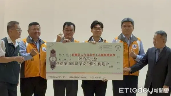 ▲營造業職安促進會捐贈修繕材料費力挺做工行善團，支持弱勢家庭房屋修繕。（記者林東良翻攝，下同）