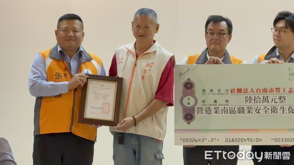 ▲營造業職安促進會捐贈修繕材料費力挺做工行善團，支持弱勢家庭房屋修繕。（記者林東良翻攝，下同）