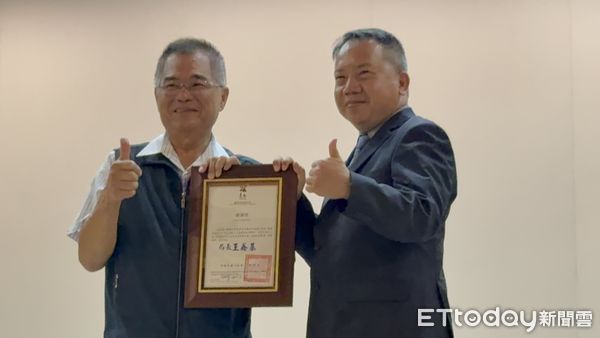 ▲營造業職安促進會捐贈修繕材料費力挺做工行善團，支持弱勢家庭房屋修繕。（記者林東良翻攝，下同）