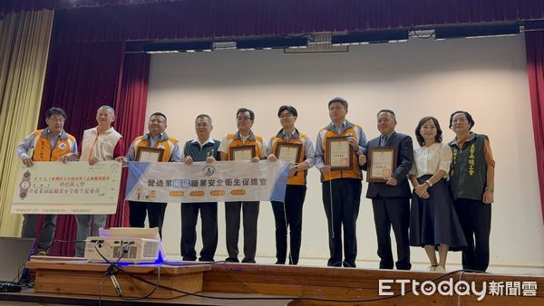 ▲營造業職安促進會捐贈修繕材料費力挺做工行善團，支持弱勢家庭房屋修繕。（記者林東良翻攝，下同）