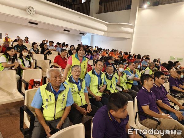 ▲營造業職安促進會捐贈修繕材料費力挺做工行善團，支持弱勢家庭房屋修繕。（記者林東良翻攝，下同）