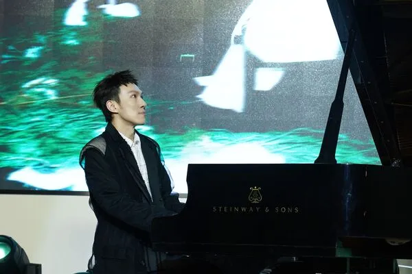 ▲▼阿龔於聽歌會以鋼琴現場演奏，溫柔細膩琴聲打動全場。（圖／亮晶妃音樂有限公司提供）