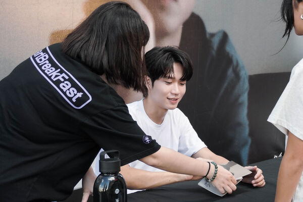 ▲▼呂允簽名長達6小時。（圖／添翼創越工作室提供）