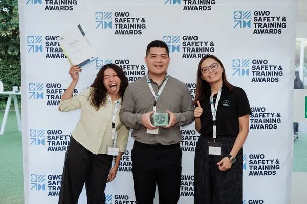 ▲台灣風訓公司再度榮獲「GWO亞太區年度最佳團隊」。圖左起風訓公司培訓講師廖珥舒、資深業務專員劉邦傑、培訓組長董佳芳。（圖／港務公司提供）