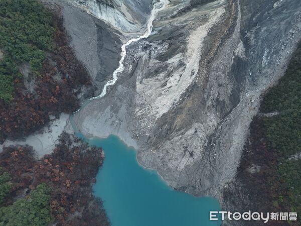 ▲▼目前湖區面積12.6公頃，蓄水量150萬噸，溢流破壞後至今水位高程已下降119.3公尺。（圖／花蓮分署提供，下同）