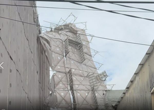 ▲鹿港民俗文物館旁鷹架遭狂風襲擊，砸落民宅屋頂及盆栽。（圖／民眾提供）