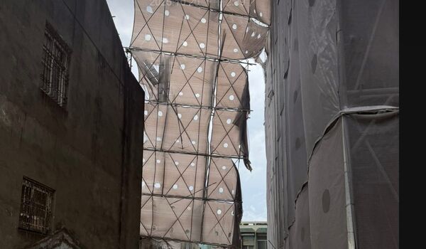 ▲鹿港民俗文物館旁鷹架遭狂風襲擊，砸落民宅屋頂及盆栽。（圖／民眾提供）