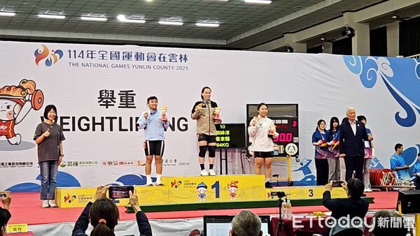 ▲郭婞淳奮力為台東代表隊舉起一金。（圖／記者楊晨東翻攝）