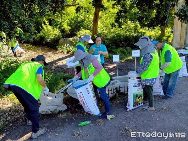 ▲環保局攜手水環境巡守隊淨溪清出51公斤廢棄物。（圖／記者楊晨東翻攝）