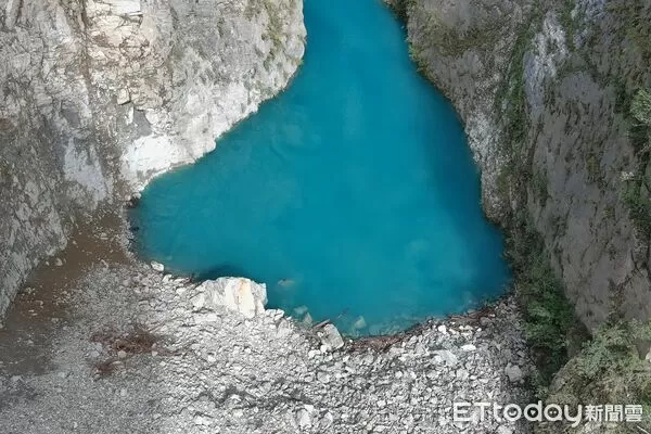 ▲▼燕子口堰塞湖目前湖水面積為10.5公頃，蓄水量為175萬噸。（圖／花蓮分署提供，下同）