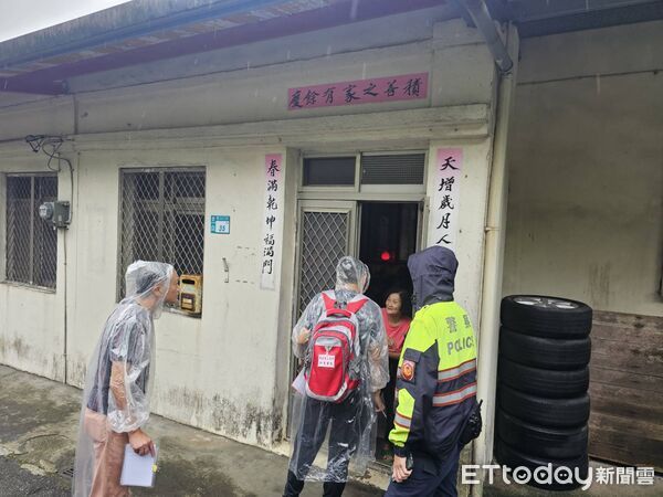 ▲因應土石流潛勢溪保全戶黃色警戒，警方挨家挨戶協助上天里居民撤離。（圖／記者郭世賢翻攝）