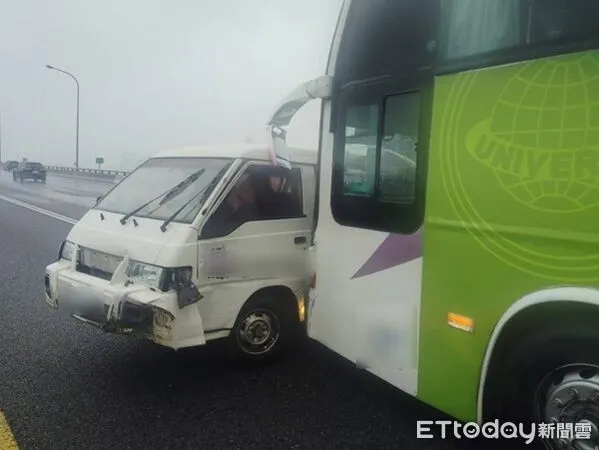 ▲廂型車在國道1號五楊高架疑因未保持車距，變換車道不慎與國光客運發碰撞。（圖／國道公路警察局提供）