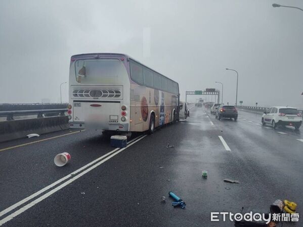 ▲▼廂型車被撞得橫向路中，車上貨物散落路面。。（圖／國道公路警察局提供）