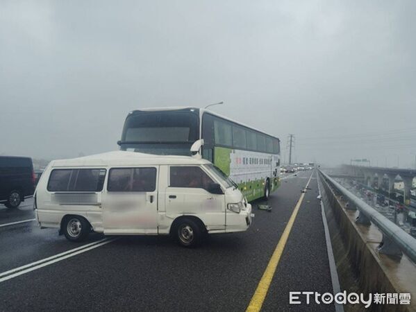 ▲▼廂型車被撞得橫向路中，車上貨物散落路面。。（圖／國道公路警察局提供）