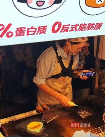 ▲▼30歲正妹賣卡通煎餅日賺超4000元。（圖／翻攝自微博）