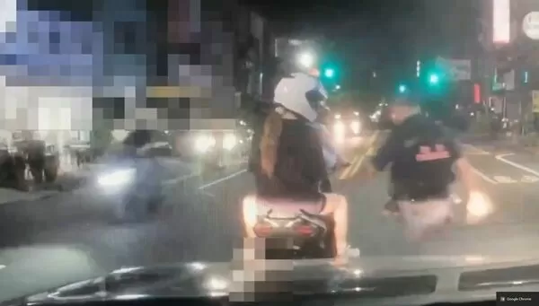 ▲員警深夜於大同路攔查未開車燈的機車騎士，依法製單舉發。（記者林東良翻攝，下同）