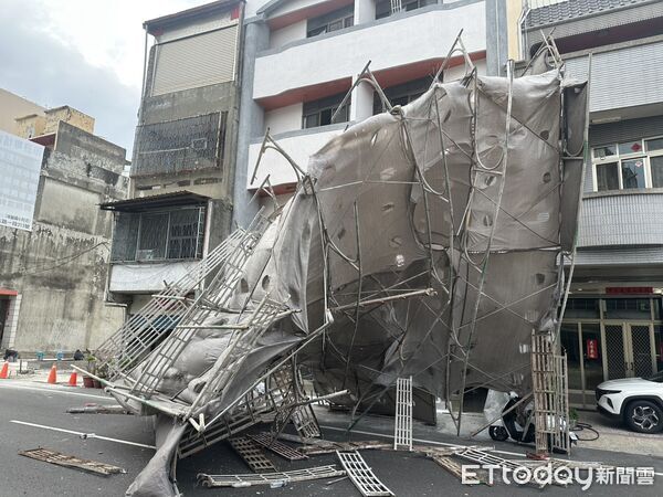 ▲彰化彰水路民宅前鷹架不敵狂風應聲崩塌。（圖／民眾提供）