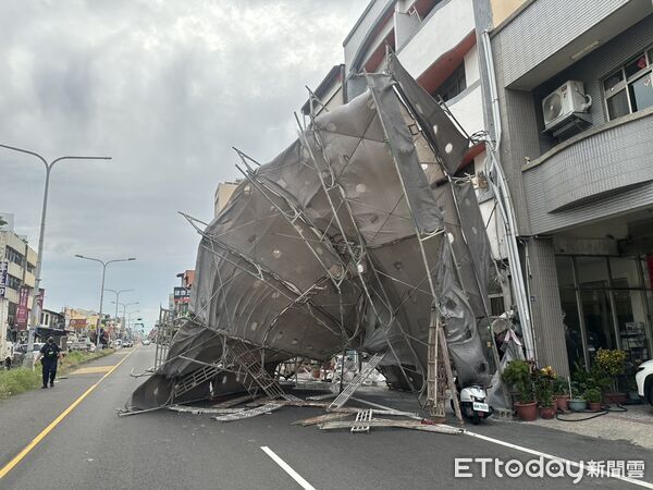 ▲彰化彰水路民宅前鷹架不敵狂風應聲崩塌。（圖／民眾提供）