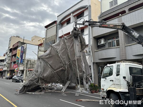 ▲彰化彰水路民宅前鷹架不敵狂風應聲崩塌。（圖／民眾提供）