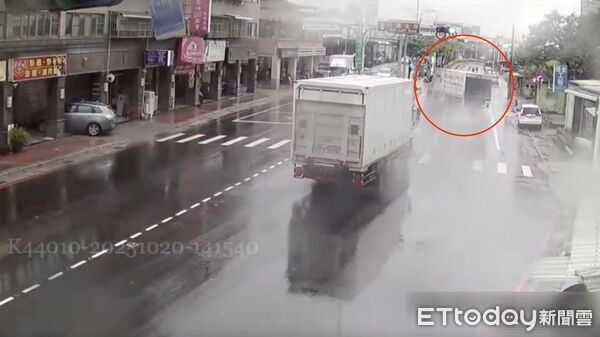 ▲▼王男駕駛大貨車打滑失控自撞分隔島，再波及對向車道2車             。（圖／記者陳以昇翻攝）