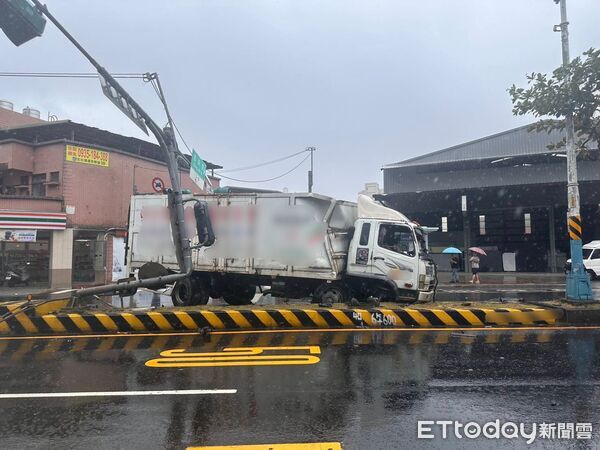 ▲▼王男駕駛大貨車打滑失控自撞分隔島，再波及對向車道2車             。（圖／記者陳以昇翻攝）