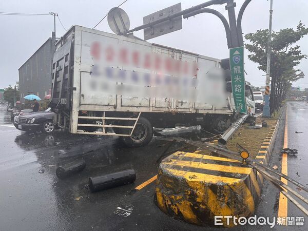 ▲▼王男駕駛大貨車打滑失控自撞分隔島，再波及對向車道2車             。（圖／記者陳以昇翻攝）