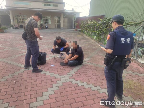 ▲屏東警分局利用裁判槍示警，逮獲黃姓男車手。（圖／記者陳崑福翻攝）