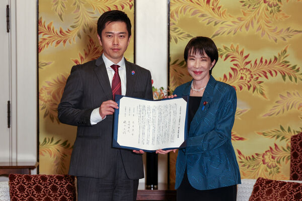 ▲▼日本自民黨總裁高市早苗、日本維新會共同代表吉村洋文20日下午簽署文件，決定推動「自維聯立」政權。（圖／路透）