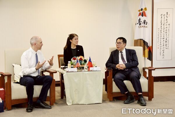 ▲黃偉哲市長接待日本山口縣教育長繁吉健志一行，盼深化教育文化交流。（記者林東良翻攝，下同）