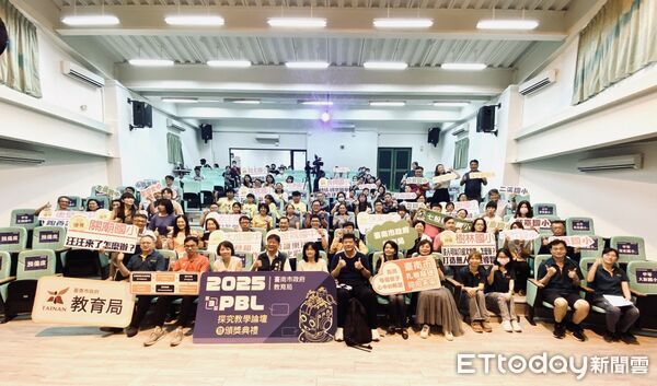 ▲永仁高中舉辦2025 PBL探究教學論壇暨頒獎典禮，校長、主任與教師共聚交流。（記者林東良翻攝，下同）
