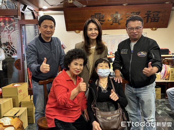 ▲「賣菜阿嬤」陳樹菊再度回到父親的故鄉雲林西螺福興宮，虔敬參拜太平媽，現場氣氛溫馨莊嚴。（圖／記者游瓊華翻攝）