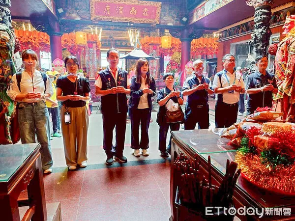 ▲「賣菜阿嬤」陳樹菊再度回到父親的故鄉雲林西螺福興宮，虔敬參拜太平媽，現場氣氛溫馨莊嚴。（圖／記者游瓊華翻攝）