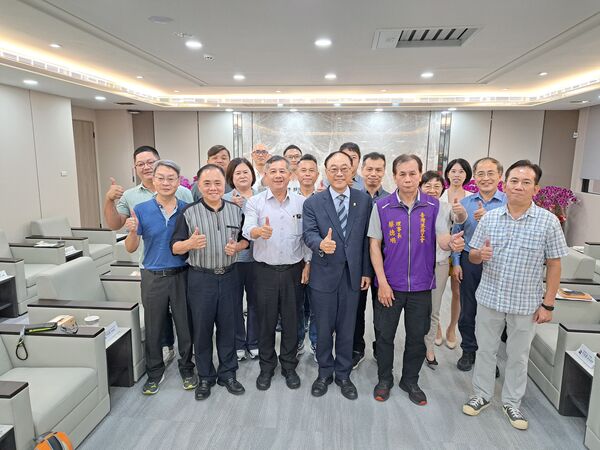 ▲台灣港務公司董事長周永暉(前排左四）上任首週，即與台港企業工會理事長蔡德明(前排右二)率基隆分會理事長蘇秋德(前台左二)、台中分會理事長楊文武(前排左一）、高雄分會理事長陳信宏(二排左三)、台北港分會理事長何明源(前排右一)及蘇澳港分會理事長甘博明(二排左一)等各工會代表，聚焦員工權益、薪資福利及津貼制度等議題進行交流、會談。（圖／港務公司）