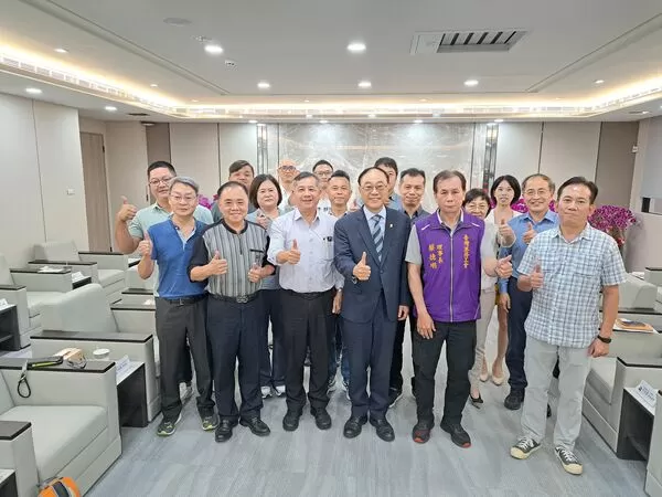 ▲台灣港務公司董事長周永暉(前排左四）上任首週，即與台港企業工會理事長蔡德明(前排右二)率基隆分會理事長蘇秋德(前台左二)、台中分會理事長楊文武(前排左一）、高雄分會理事長陳信宏(二排左三)、台北港分會理事長何明源(前排右一)及蘇澳港分會理事長甘博明(二排左一)等各工會代表，聚焦員工權益、薪資福利及津貼制度等議題進行交流、會談。（圖／港務公司）