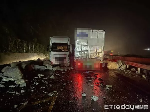 ▲▼基隆市瑞芳區落石車禍。（圖／記者郭世賢翻攝）