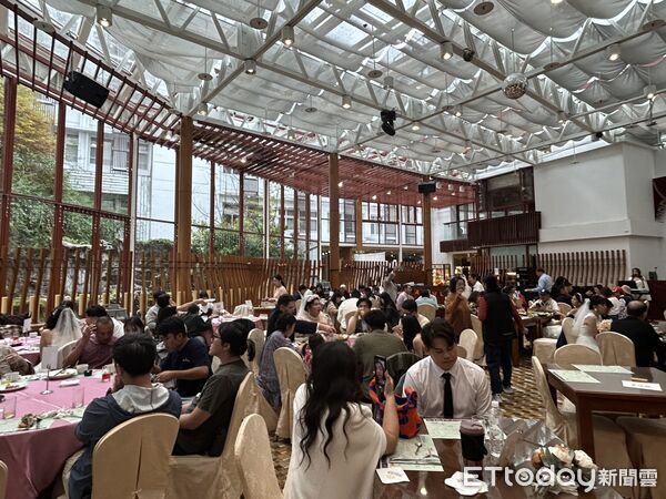 ▲▼  神木下婚禮新人入住阿里山賓館。（圖／記者翁伊森翻攝）