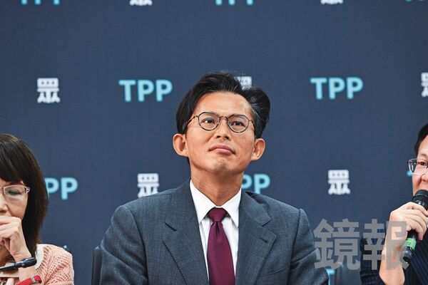 黃國昌狗仔集團鎖定行政院、監察院、總統府3大祕書長、部會首長、立法委員及監察委員等政敵跟拍。（鏡報李智為）