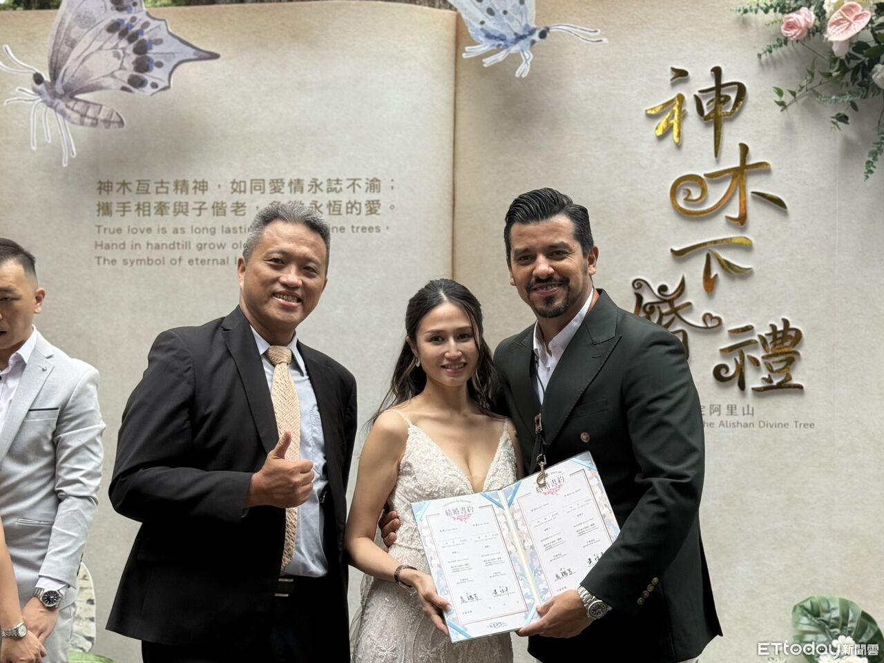 阿里山神木下婚禮大禮包 新人享免費入園+搭乘園區內小火車