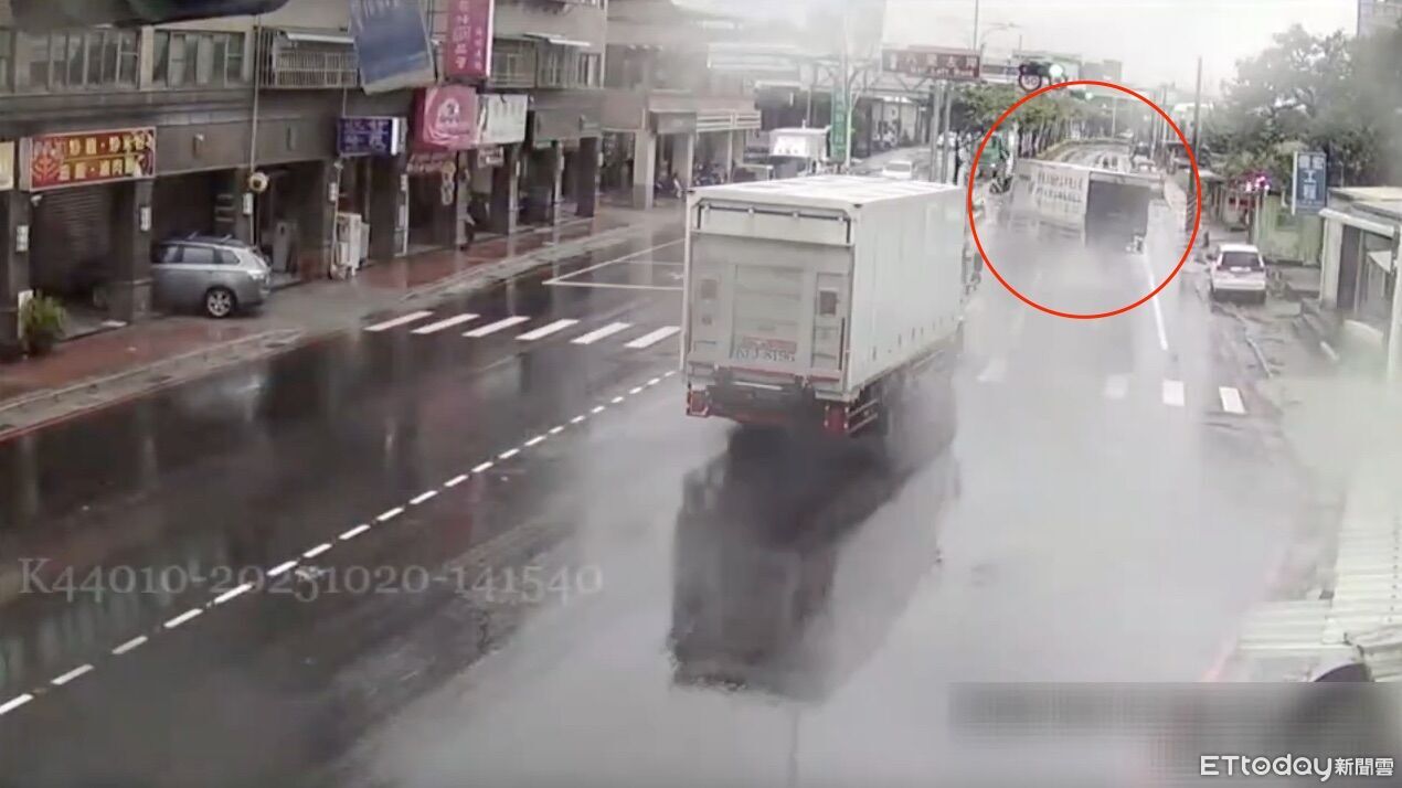 八里大貨車打滑失控衝分隔島!擦撞對向2車 驚險瞬間曝光