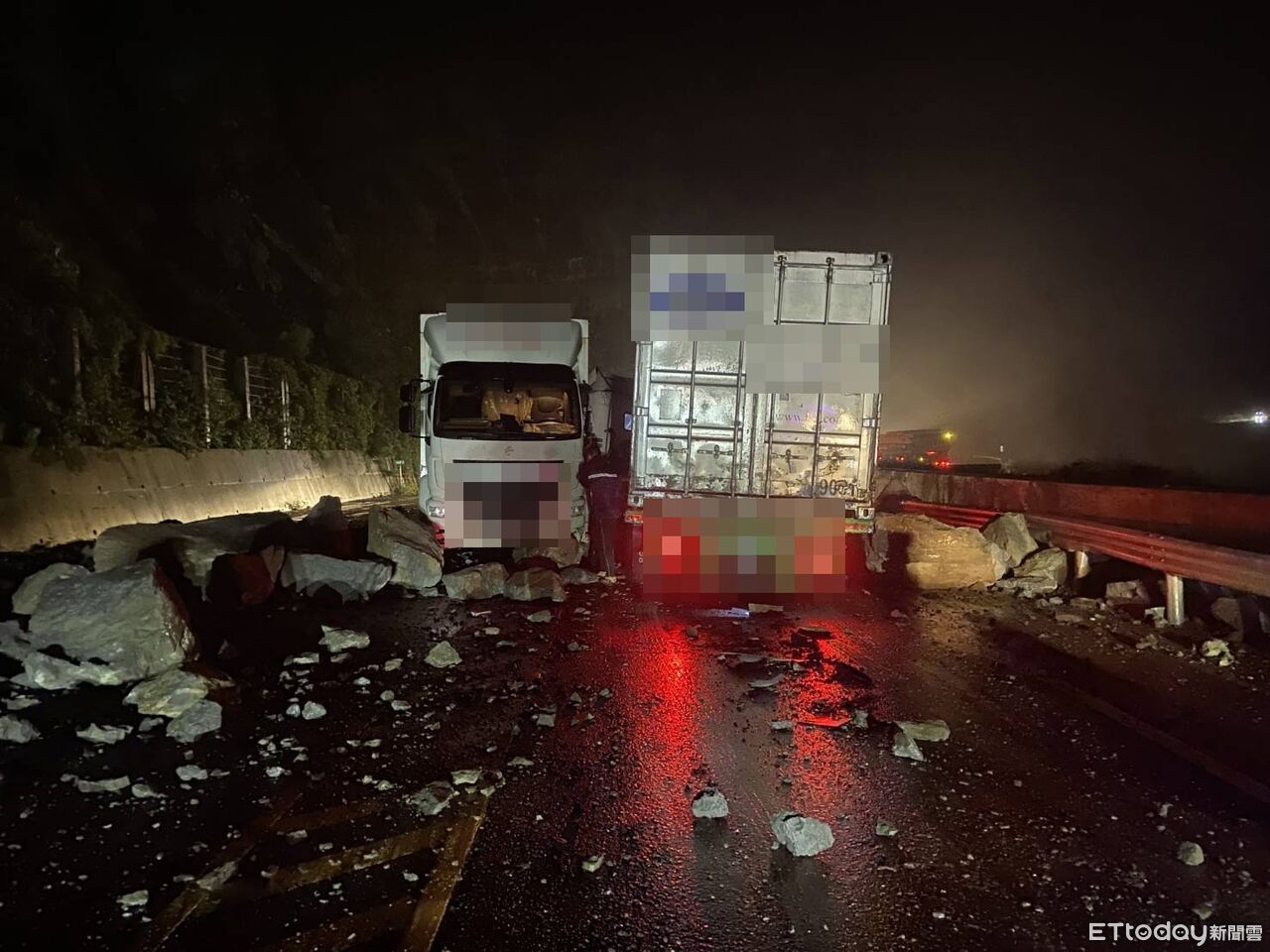 快訊/瑞芳台2線晚間「2大車猛撞落石」受損拋錨 雙向車道中斷