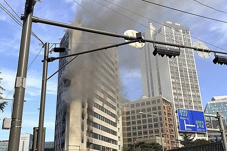 ▲▼南韓首爾市中心一棟大樓21日上午發生火災。（圖／翻攝自X）