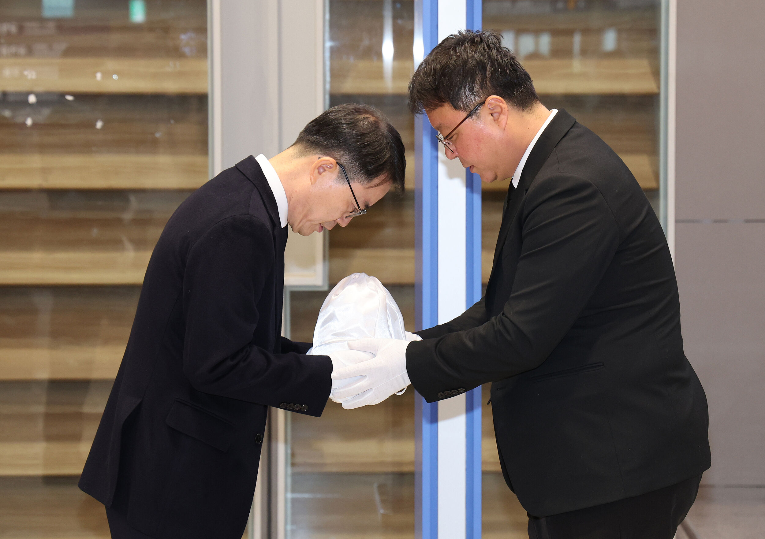 ▲▼朴姓男大生在柬埔寨遭詐騙集團虐死，在經過驗屍並火化，終於在死後74天返抵南韓仁川國際機場。（圖／VCG）