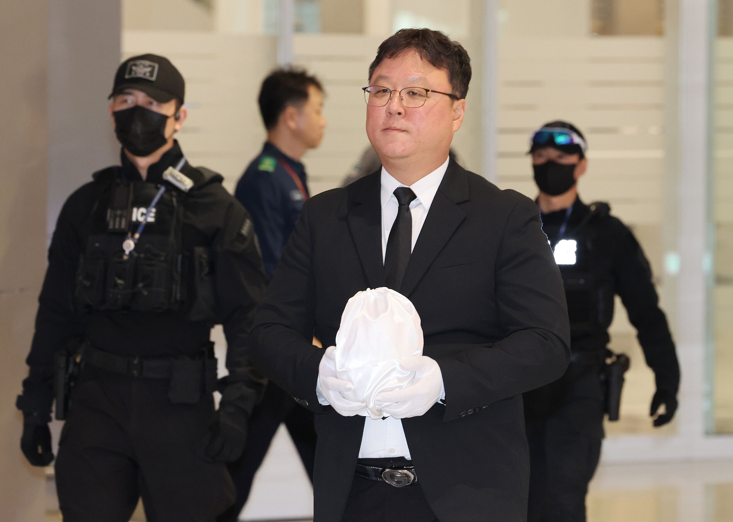 ▲▼朴姓男大生在柬埔寨遭詐騙集團虐死，在經過驗屍並火化，終於在死後74天返抵南韓仁川國際機場。（圖／VCG）