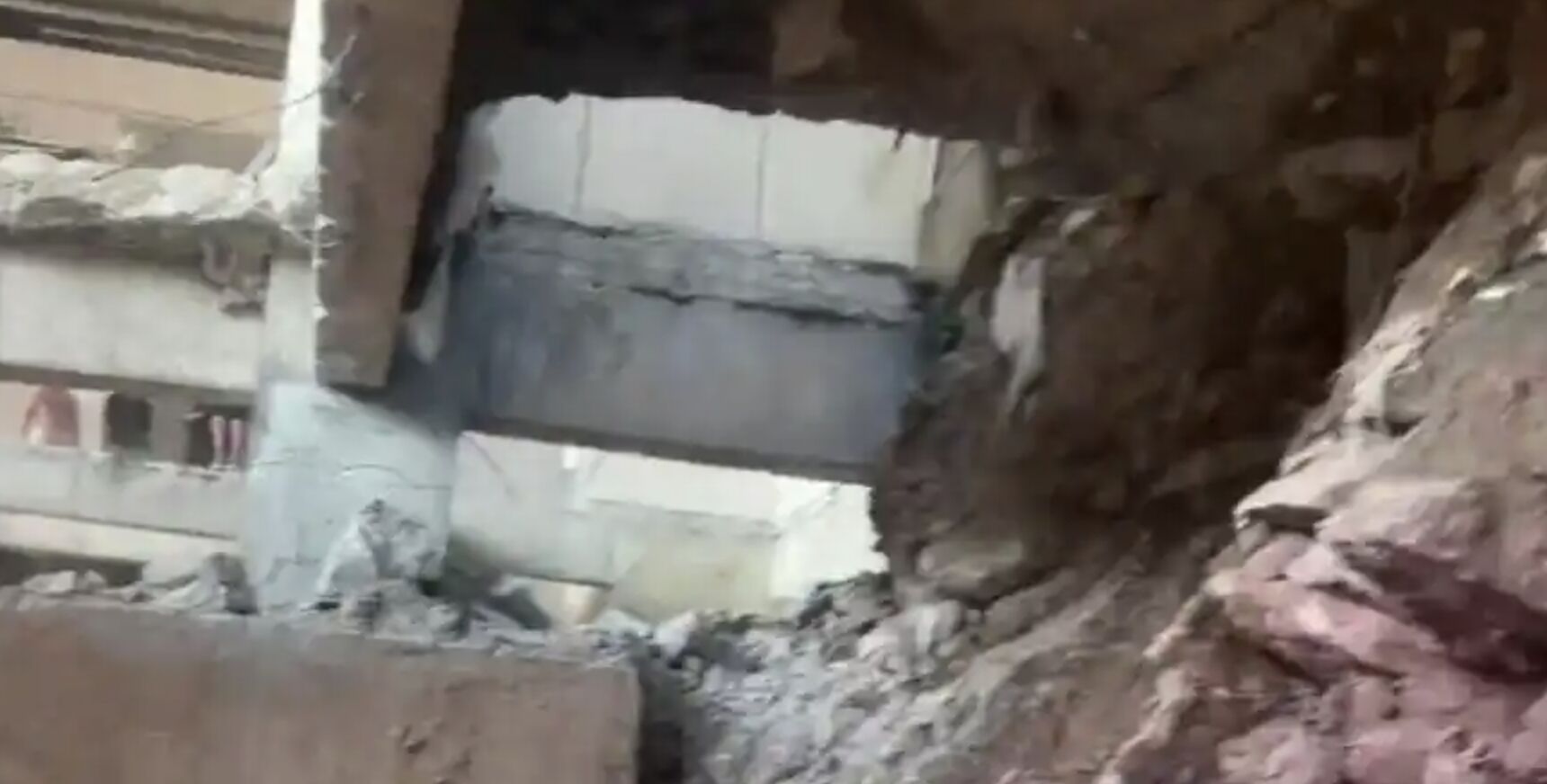 ▲安徽六安一小區住戶偷挖百坪地下室，導致其餘32戶建物受損。（圖／翻攝新民晚報）