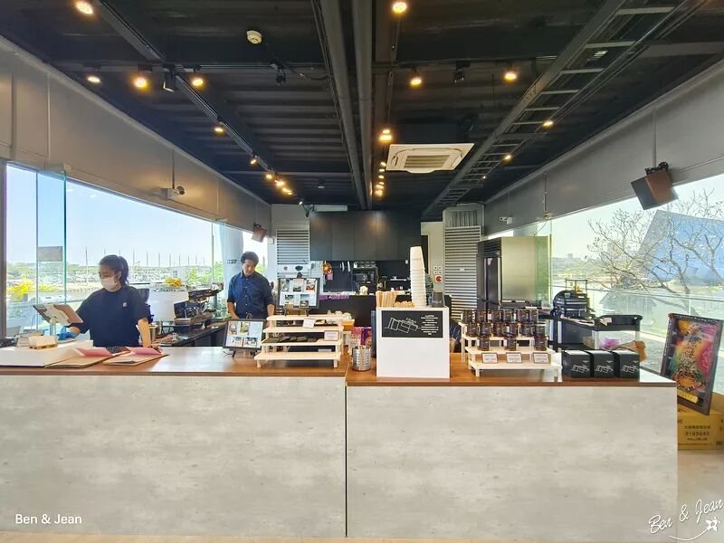 ▲▼蘭博烏石港驛站海景咖啡廳「啾咕咖啡烏石港店」！品嚐每日限定千層蛋糕，順道賞鯨去。（圖／部落客紫色微笑提供）