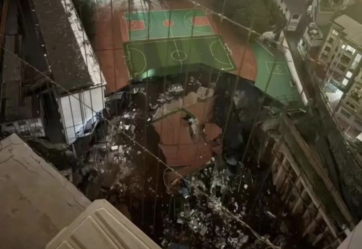 ▲湖南邵陽資江小學半個操場塌陷。（圖／翻攝澎湃新聞）