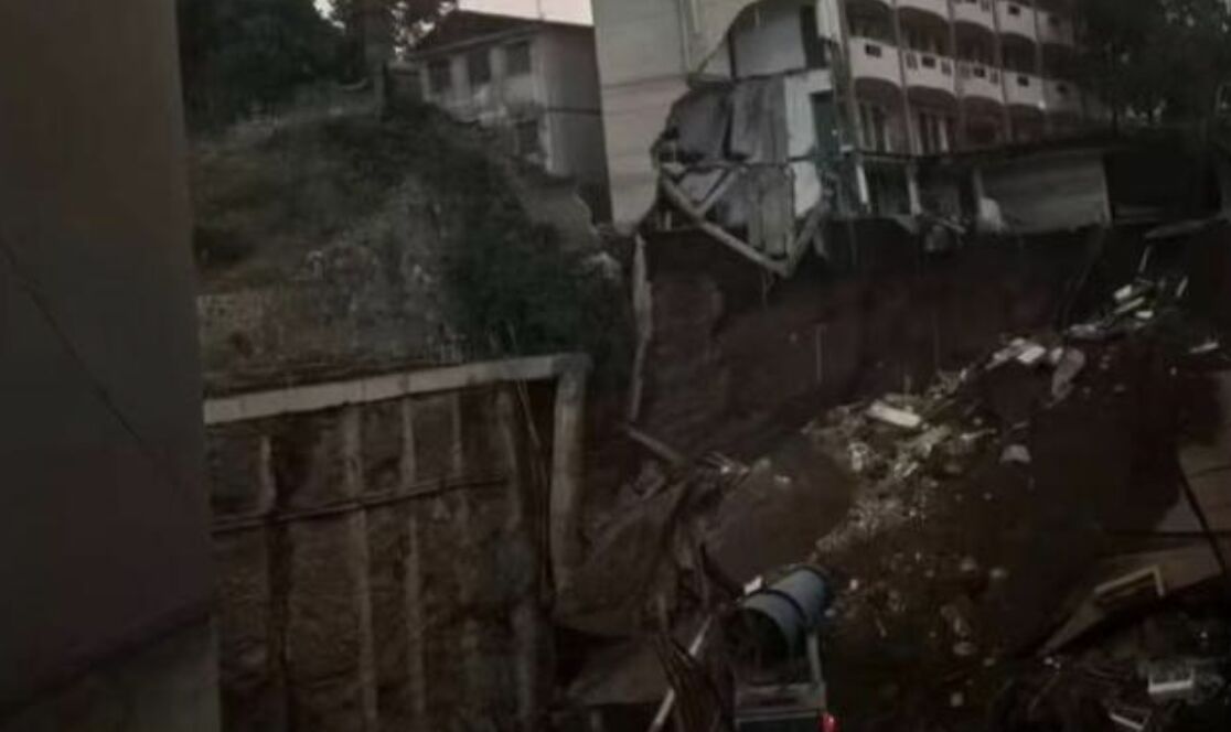 ▲湖南邵陽資江小學半個操場塌陷。（圖／翻攝澎湃新聞）