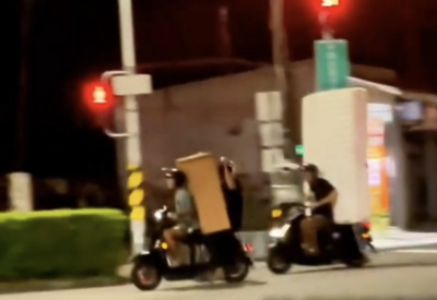 床墊櫃子全上路！機車「搬家神技」畫面曝　高雄警將開罰