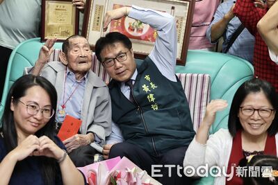 重陽將至!黃偉哲赴善化探訪百歲人瑞梁清傳 親送賀匾與萬元敬老金