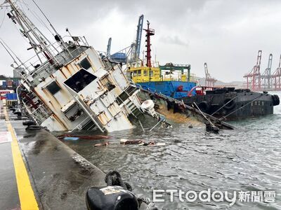 基隆港船隻半沉沒!疑裂縫進水「傾斜45度」畫面曝 佈攔油索善後